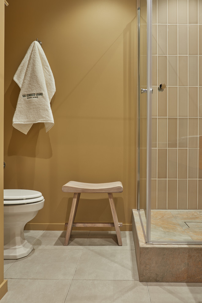 Foto de cuarto de baño actual pequeño con ducha esquinera, baldosas y/o azulejos beige, paredes marrones, aseo y ducha, suelo gris y ducha con puerta corredera
