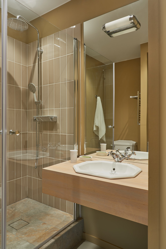 Ejemplo de cuarto de baño actual pequeño con ducha esquinera, baldosas y/o azulejos beige, aseo y ducha, lavabo encastrado y encimeras beige