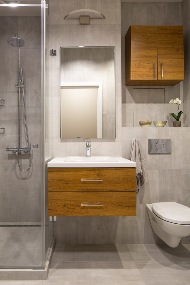 Источник вдохновения для домашнего уюта: ванная комната в современном стиле с угловым душем, плоскими фасадами, фасадами цвета дерева среднего тона, инсталляцией, серой плиткой, душевой кабиной, накладной раковиной и серым полом