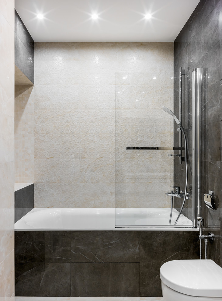 Idee per una stanza da bagno padronale design con vasca/doccia