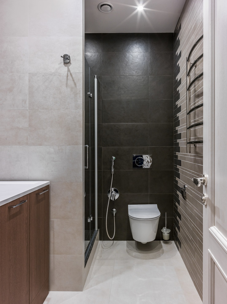 Свежая идея для дизайна: ванная комната в современном стиле с плоскими фасадами, фасадами цвета дерева среднего тона, душем в нише, инсталляцией, бежевой плиткой, черной плиткой, душевой кабиной и бежевым полом - отличное фото интерьера