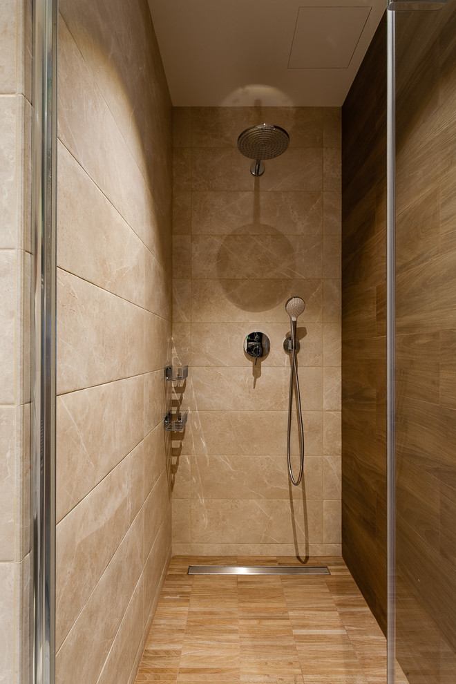 Пример оригинального дизайна: ванная комната среднего размера в современном стиле с открытыми фасадами, серыми фасадами, душем в нише, инсталляцией, бежевой плиткой, керамогранитной плиткой, бежевыми стенами, полом из керамогранита, душевой кабиной, монолитной раковиной, столешницей из кварцита, бежевым полом, душем с распашными дверями и белой столешницей