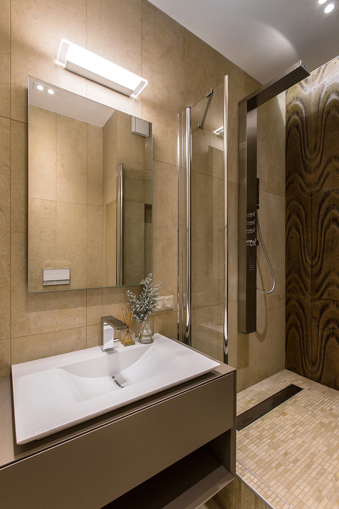 Стильный дизайн: ванная комната в современном стиле с плоскими фасадами, бежевыми фасадами, бежевой плиткой, душевой кабиной, настольной раковиной и бежевой столешницей - последний тренд