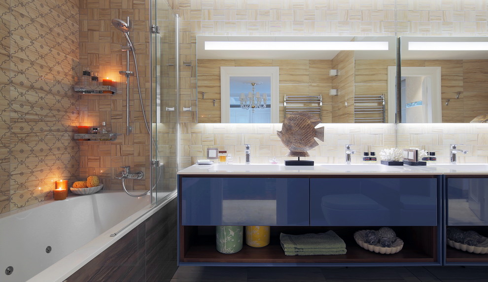 Свежая идея для дизайна: главная ванная комната среднего размера в стиле неоклассика (современная классика) с плоскими фасадами, синими фасадами, душем над ванной, инсталляцией, желтой плиткой, керамической плиткой, бежевыми стенами, полом из керамогранита, подвесной раковиной, коричневым полом, душем с распашными дверями и белой столешницей - отличное фото интерьера
