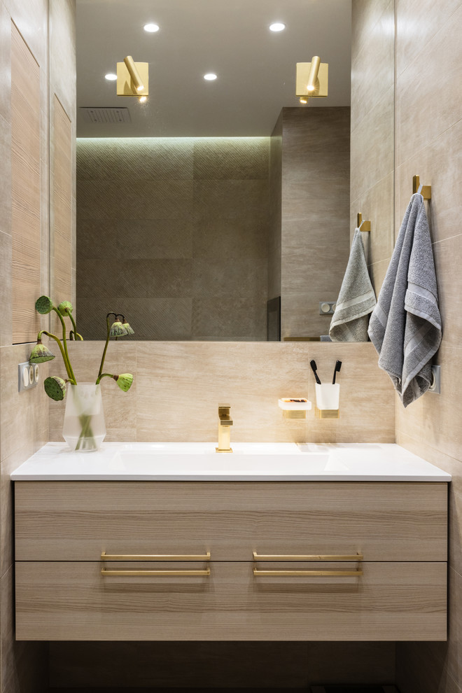 Свежая идея для дизайна: большая главная ванная комната в современном стиле с плоскими фасадами, светлыми деревянными фасадами и керамогранитной плиткой - отличное фото интерьера