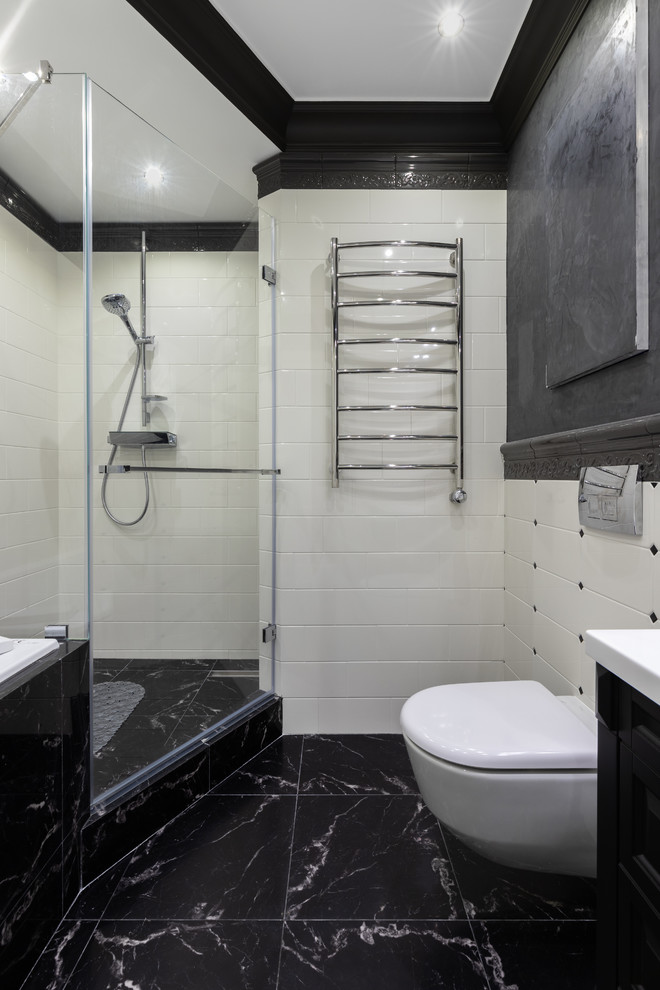 Idee per una stanza da bagno con doccia chic con doccia ad angolo, WC sospeso, piastrelle bianche, pistrelle in bianco e nero, piastrelle nere, pavimento nero e porta doccia a battente