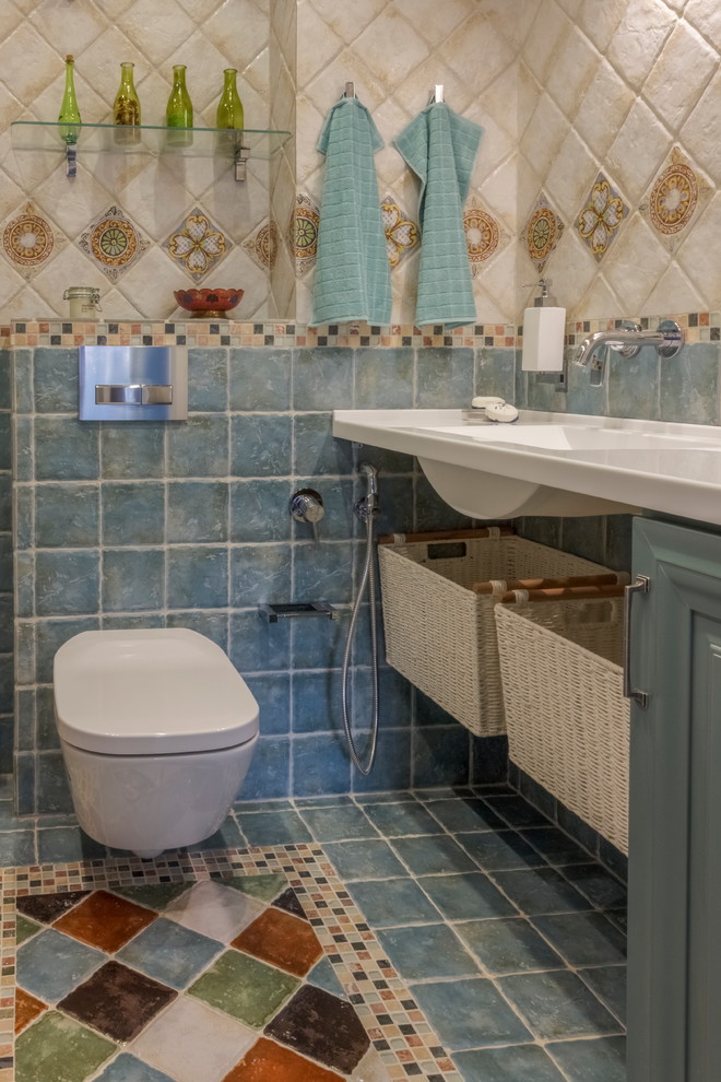 Идея дизайна: главная ванная комната в стиле фьюжн с полновстраиваемой ванной, инсталляцией, разноцветной плиткой, керамической плиткой, бежевыми стенами, полом из керамической плитки и настольной раковиной