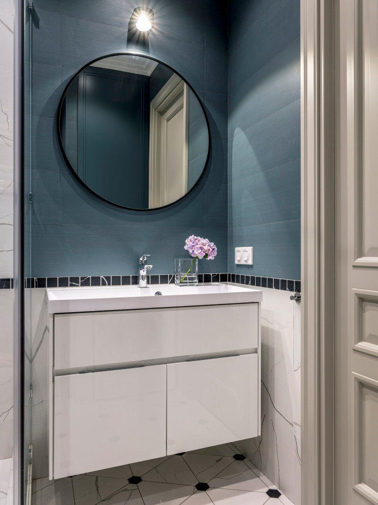 Стильный дизайн: ванная комната среднего размера в стиле неоклассика (современная классика) с плоскими фасадами, белыми фасадами, душевой комнатой, инсталляцией, синей плиткой, керамогранитной плиткой, синими стенами, полом из керамогранита, душевой кабиной, накладной раковиной, белым полом и душем с распашными дверями - последний тренд