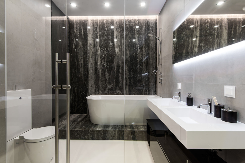 На фото: ванная комната в современном стиле с угловой ванной и раковиной с несколькими смесителями с