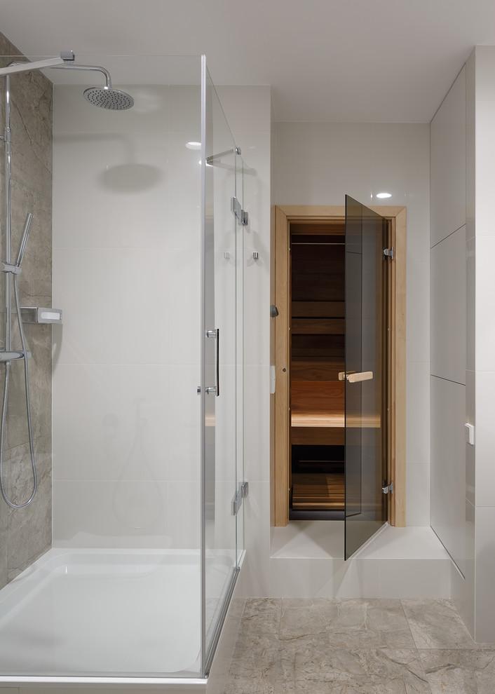 Modernes Duschbad mit Toilette mit Aufsatzspülkasten, weißen Fliesen, Porzellanfliesen, weißer Wandfarbe, Porzellan-Bodenfliesen, Wandwaschbecken und weißem Boden in Sankt Petersburg