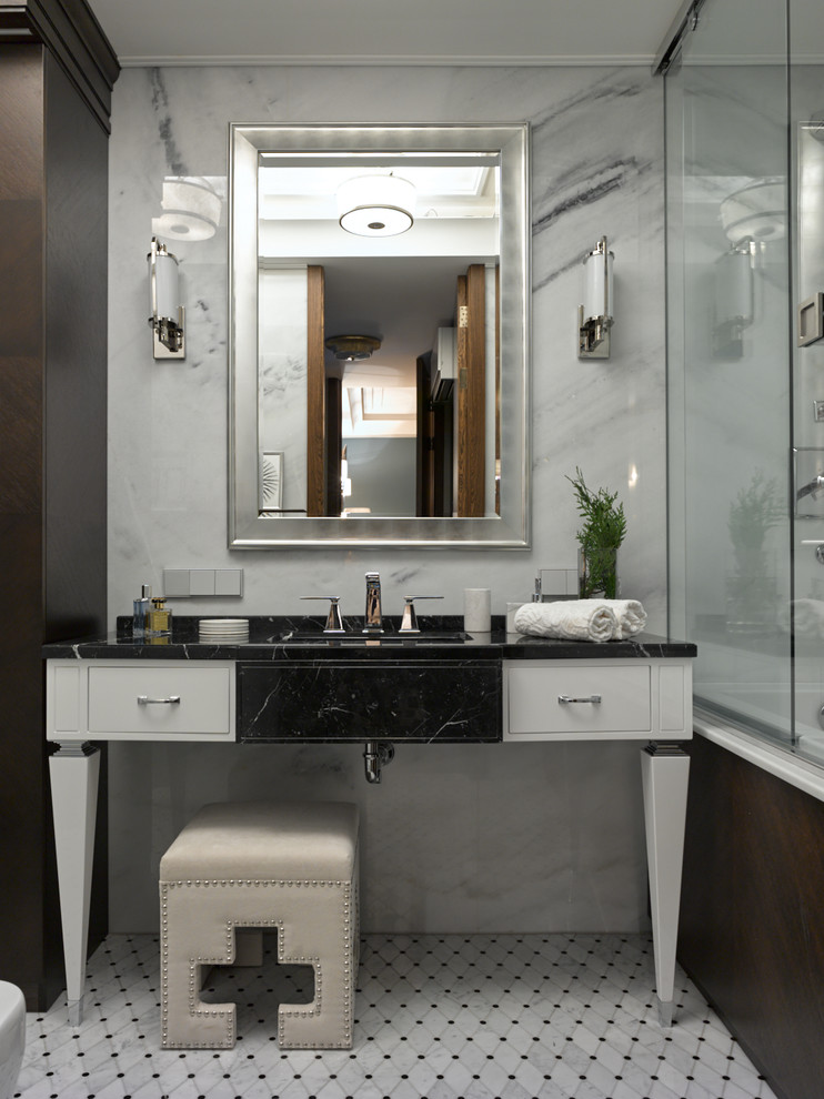 Идея дизайна: ванная комната: освещение в современном стиле с белыми фасадами, душем в нише, серой плиткой, душевой кабиной, консольной раковиной, разноцветным полом, душем с распашными дверями, бежевой столешницей и плоскими фасадами