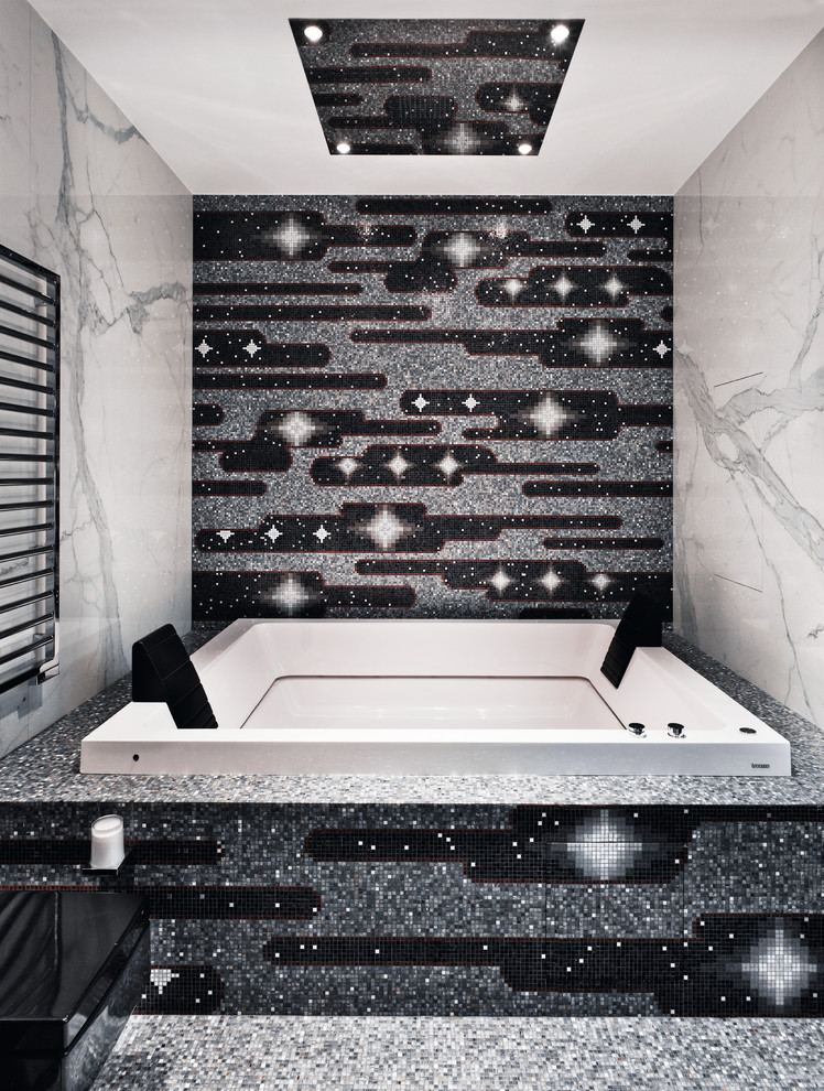 Пример оригинального дизайна: ванная комната в современном стиле с гидромассажной ванной, черно-белой плиткой, плиткой мозаикой, полом из мозаичной плитки и серым полом