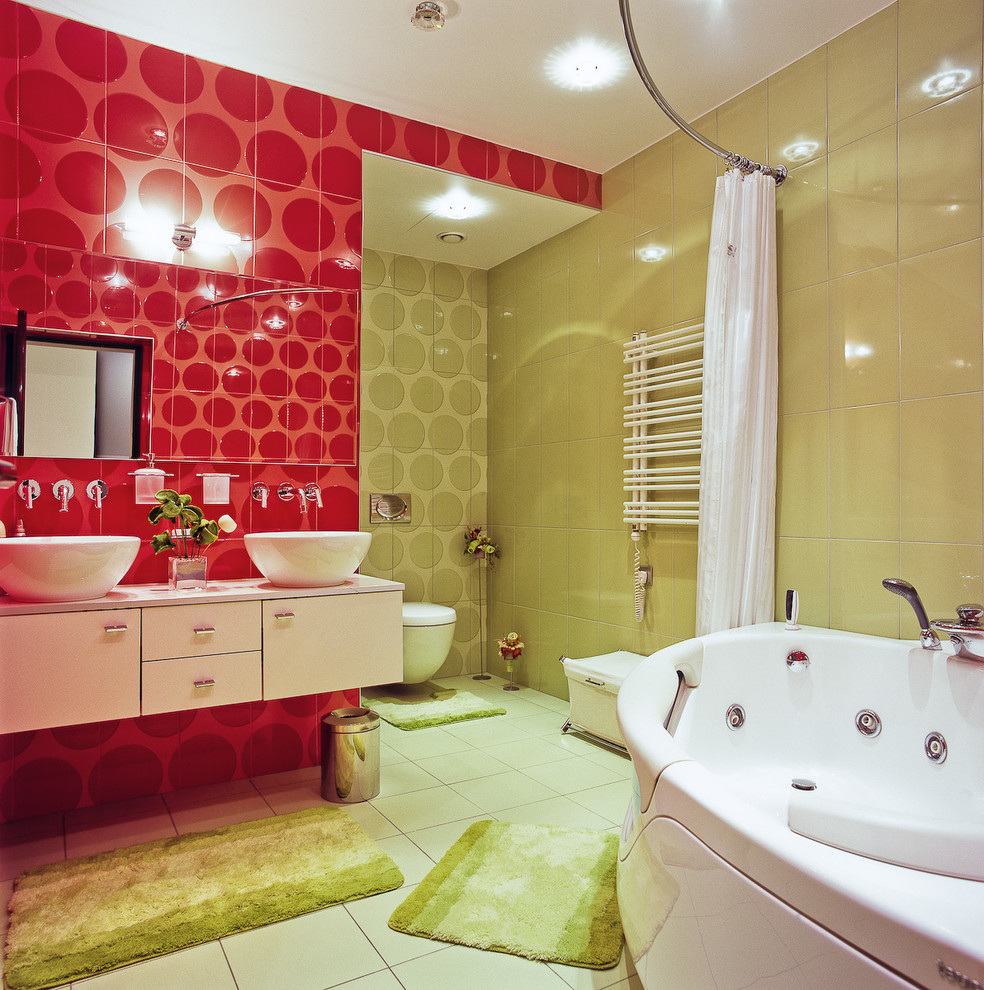 Exemple d'une salle de bain principale tendance avec un placard à porte plane, des portes de placard blanches, un bain bouillonnant, WC suspendus, un carrelage vert, un carrelage rouge et une vasque.