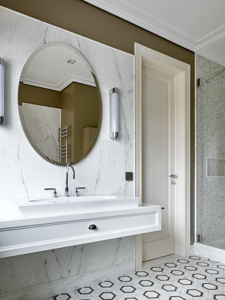 Пример оригинального дизайна: ванная комната в стиле неоклассика (современная классика) с фасадами с утопленной филенкой, белыми фасадами, белой плиткой, плиткой мозаикой, коричневыми стенами, настольной раковиной, разноцветным полом и белой столешницей