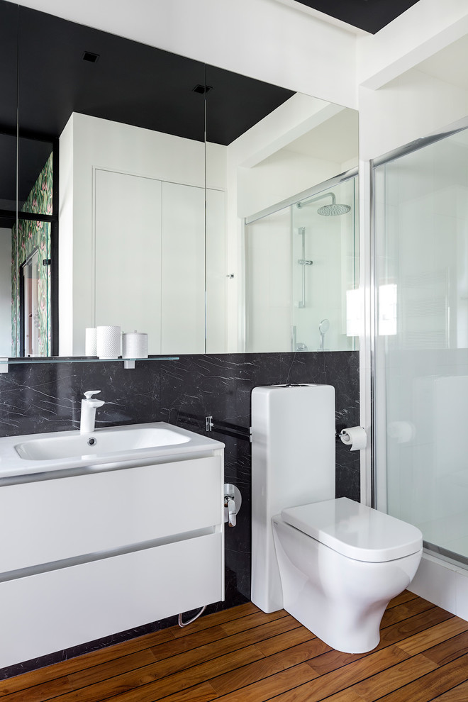 モスクワにあるコンテンポラリースタイルのおしゃれなバスルーム (浴槽なし) (フラットパネル扉のキャビネット、白いキャビネット、アルコーブ型シャワー、黒いタイル、白い壁、無垢フローリング、茶色い床、磁器タイル、分離型トイレ、一体型シンク) の写真