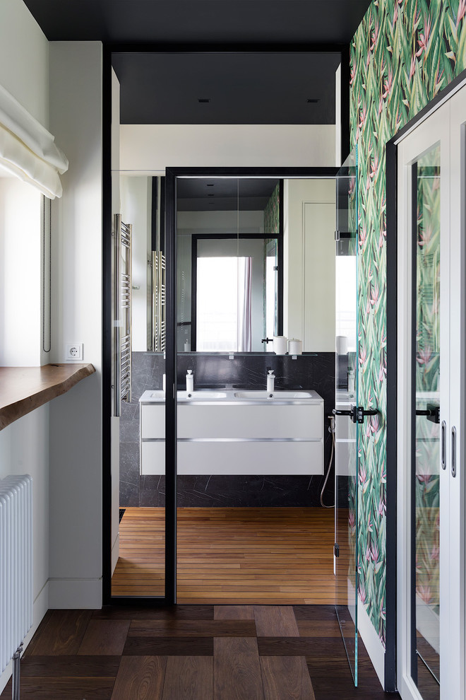 Ispirazione per una stanza da bagno design con parquet chiaro