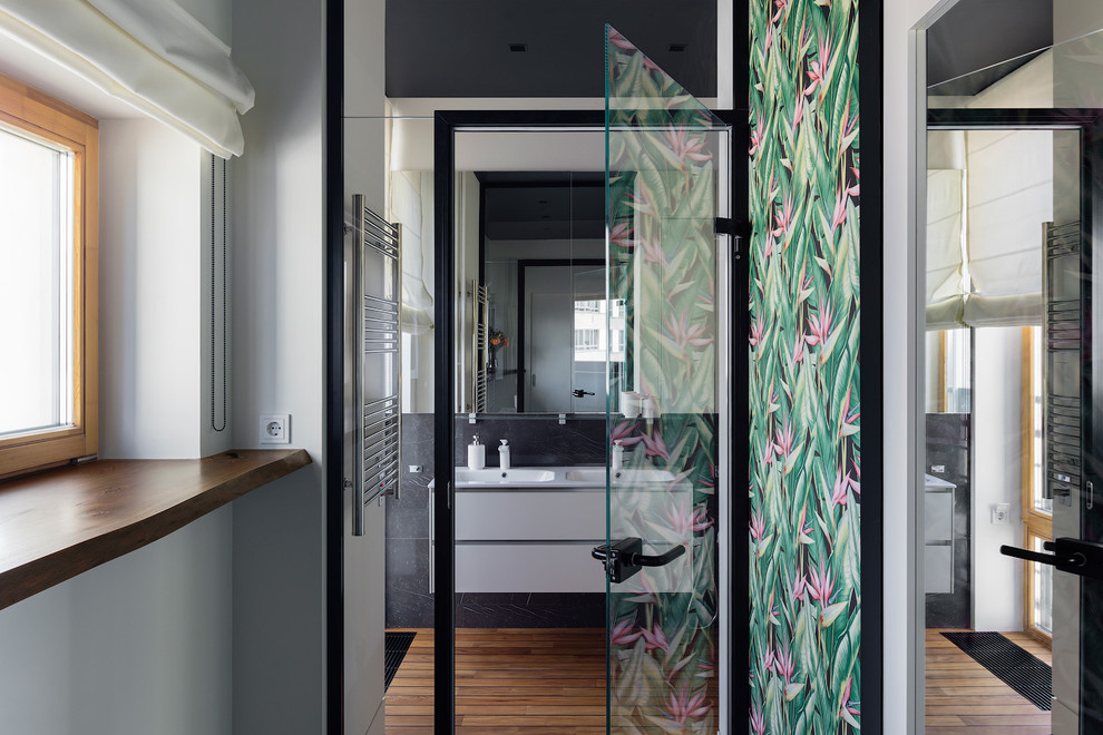 Idee per una stanza da bagno contemporanea con parquet chiaro e lavabo rettangolare