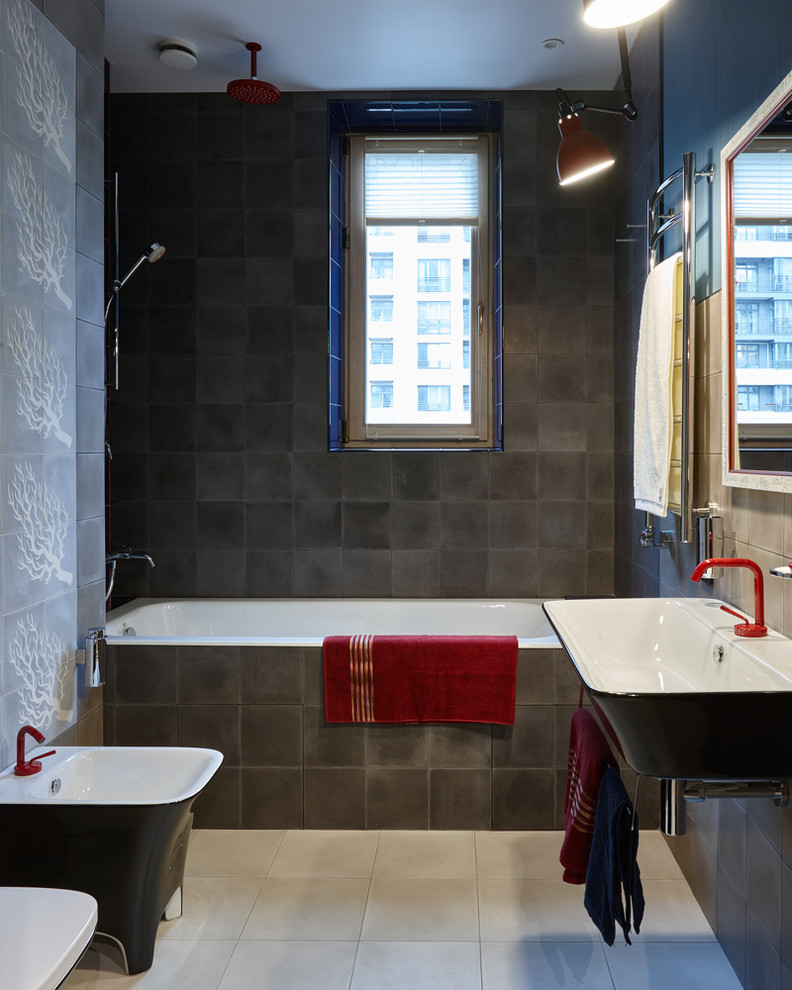 На фото: главная ванная комната в стиле лофт с ванной в нише, душем над ванной, коричневой плиткой, серой плиткой, подвесной раковиной, открытым душем и окном