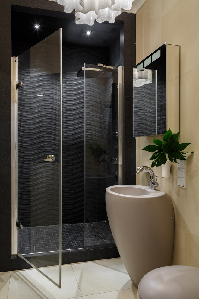 Modernes Badezimmer mit beigen Fliesen, schwarzen Fliesen und beigem Boden in Moskau