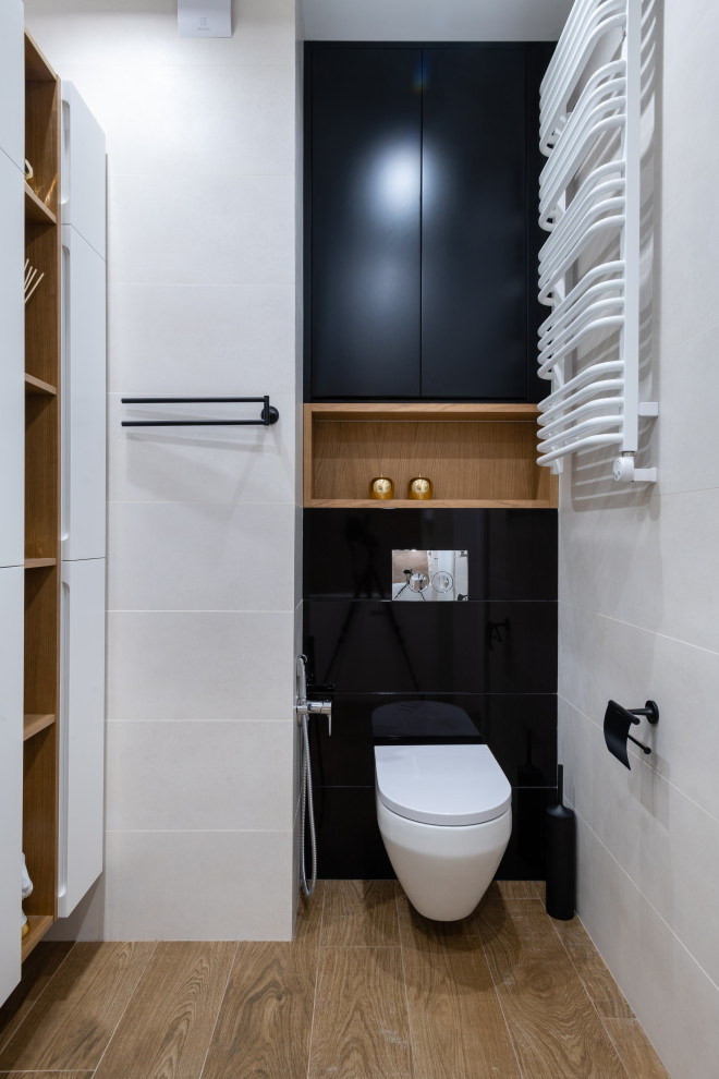Exempel på ett modernt badrum, med en vägghängd toalettstol och beige kakel