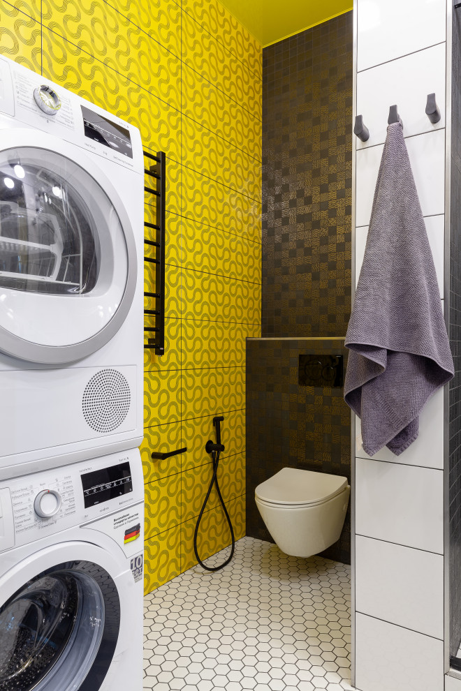 Пример оригинального дизайна: ванная комната среднего размера в стиле лофт с плоскими фасадами, черными фасадами, душем в нише, инсталляцией, желтой плиткой, керамической плиткой, зелеными стенами, полом из мозаичной плитки, душевой кабиной, накладной раковиной, столешницей из искусственного камня, белым полом, душем с раздвижными дверями и белой столешницей