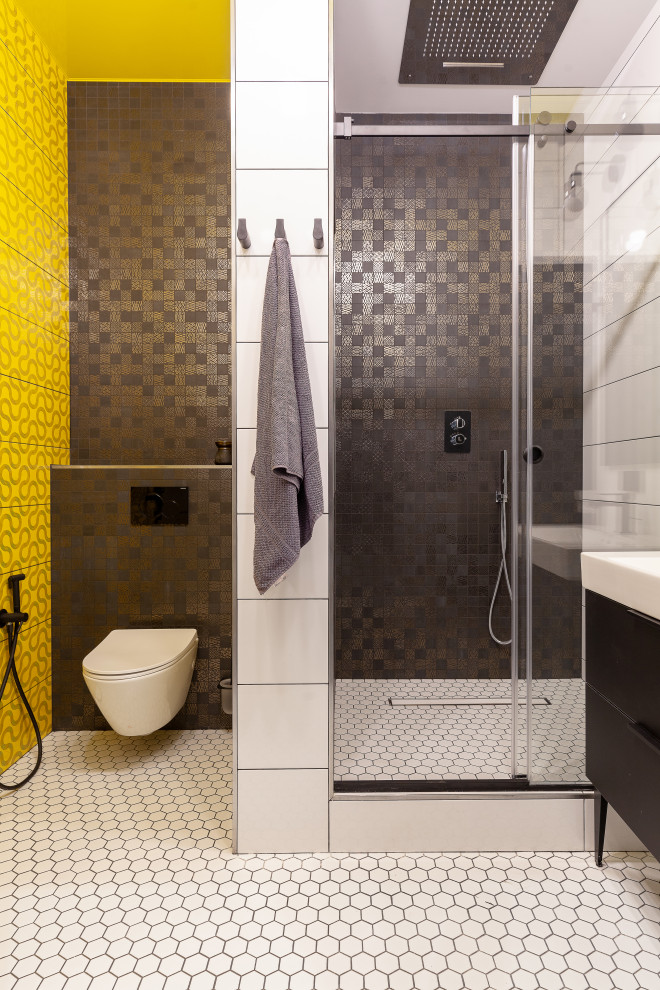 Idéer för att renovera ett mellanstort industriellt vit vitt badrum med dusch, med släta luckor, svarta skåp, en dusch i en alkov, en vägghängd toalettstol, gul kakel, keramikplattor, gröna väggar, mosaikgolv, ett nedsänkt handfat, bänkskiva i akrylsten, vitt golv och dusch med skjutdörr