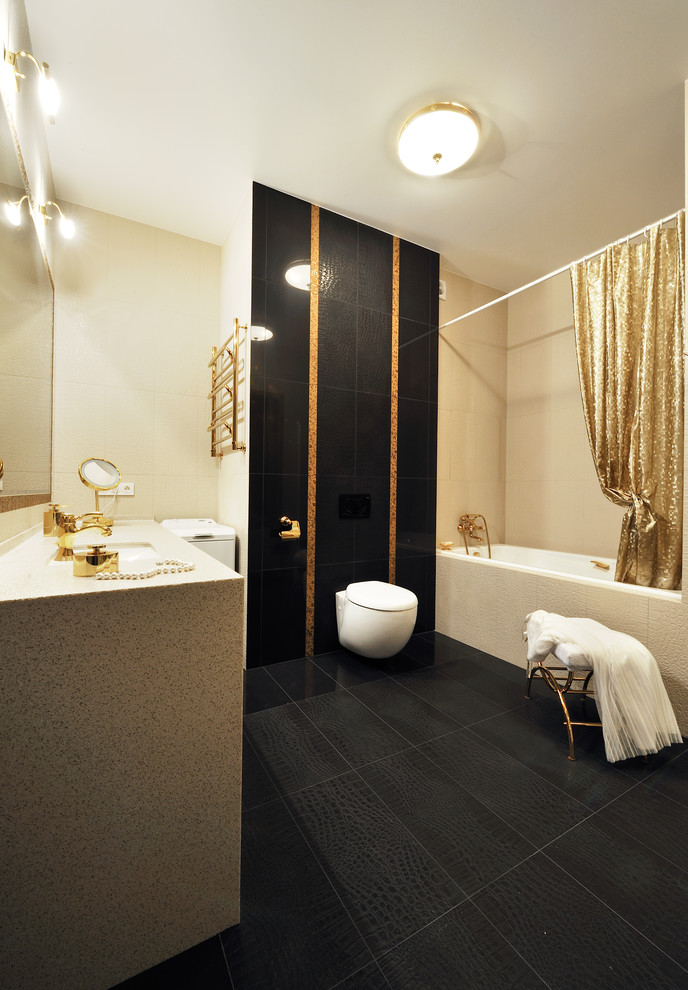 Пример оригинального дизайна: ванная комната: освещение в современном стиле с ванной в нише, душем над ванной, инсталляцией, черной плиткой, бежевыми стенами, душевой кабиной, врезной раковиной, черным полом, шторкой для ванной и бежевой столешницей