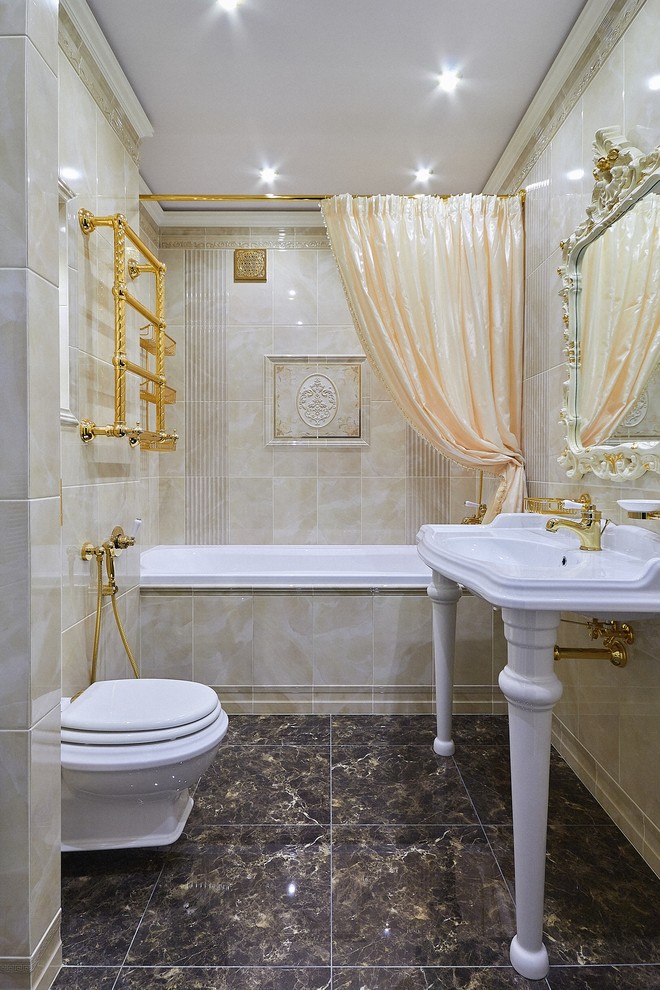 Стильный дизайн: главная ванная комната в классическом стиле с ванной в нише, душем над ванной, инсталляцией, консольной раковиной и шторкой для ванной - последний тренд