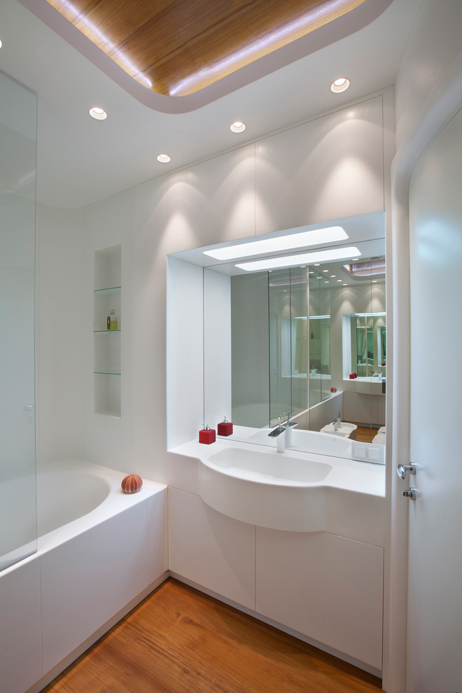 Пример оригинального дизайна: главная ванная комната в современном стиле с плоскими фасадами, белыми фасадами, ванной в нише, монолитной раковиной и коричневым полом