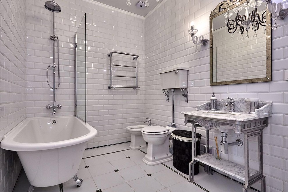 Idéer för vintage en-suite badrum, med ett badkar med tassar, en dusch/badkar-kombination, en bidé, tunnelbanekakel, ett undermonterad handfat och beige kakel
