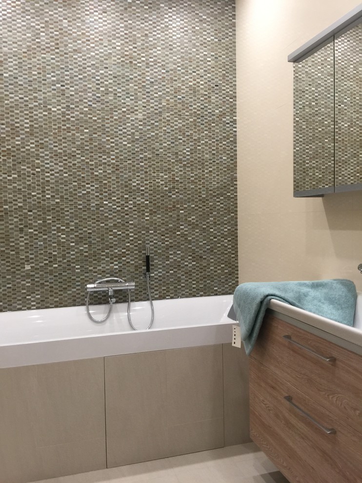 Пример оригинального дизайна: большая главная ванная комната в современном стиле с плоскими фасадами, черными фасадами, полновстраиваемой ванной, угловым душем, инсталляцией, зеленой плиткой, плиткой мозаикой, зелеными стенами, полом из керамогранита, подвесной раковиной, столешницей из искусственного кварца, бежевым полом, шторкой для ванной и бежевой столешницей