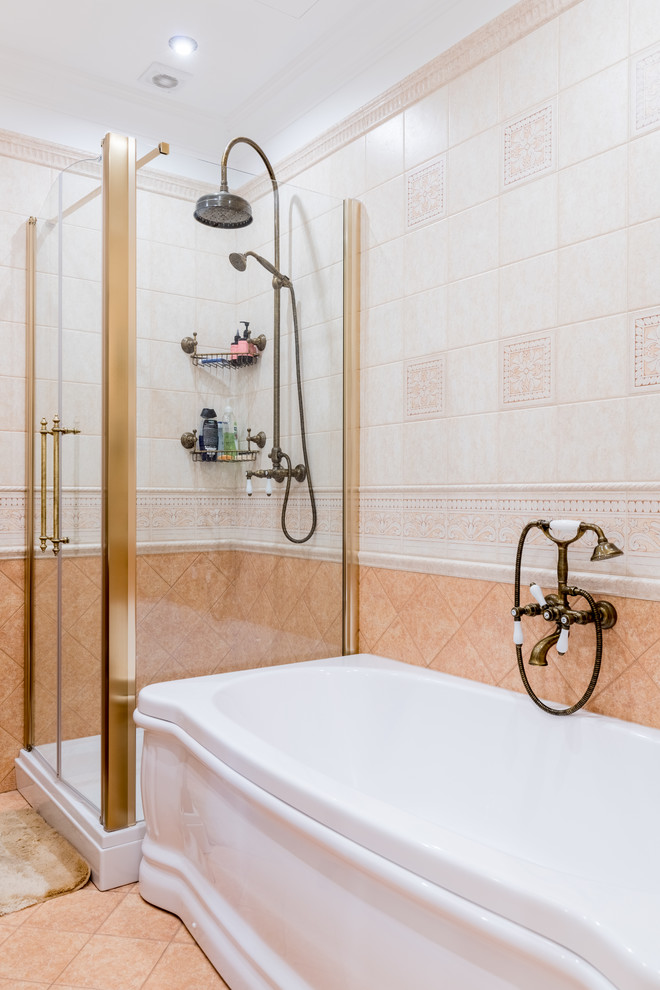На фото: главная ванная комната в классическом стиле с бежевым полом