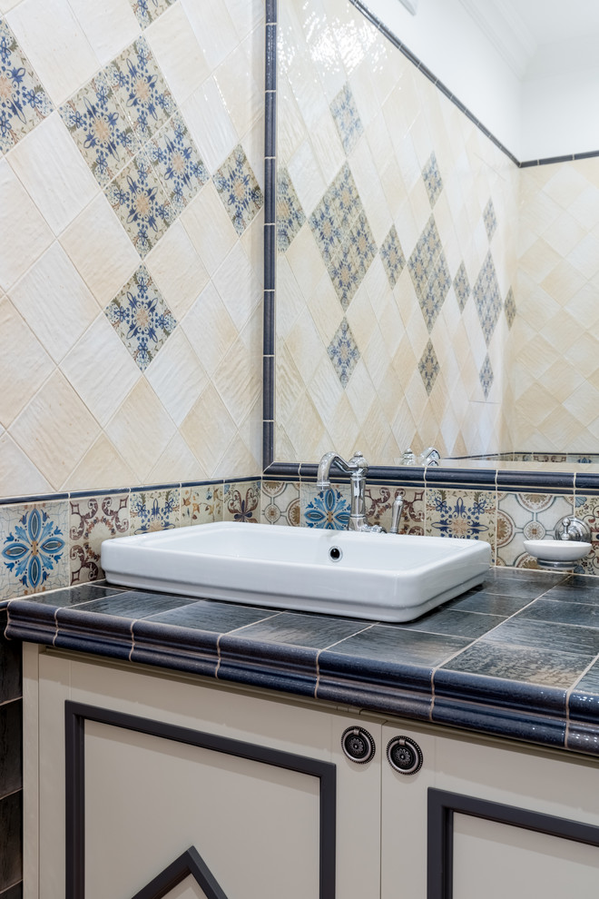 Klassisches Badezimmer mit Schrankfronten mit vertiefter Füllung, weißen Schränken, Einbauwaschbecken, gefliestem Waschtisch und blauer Waschtischplatte in Moskau
