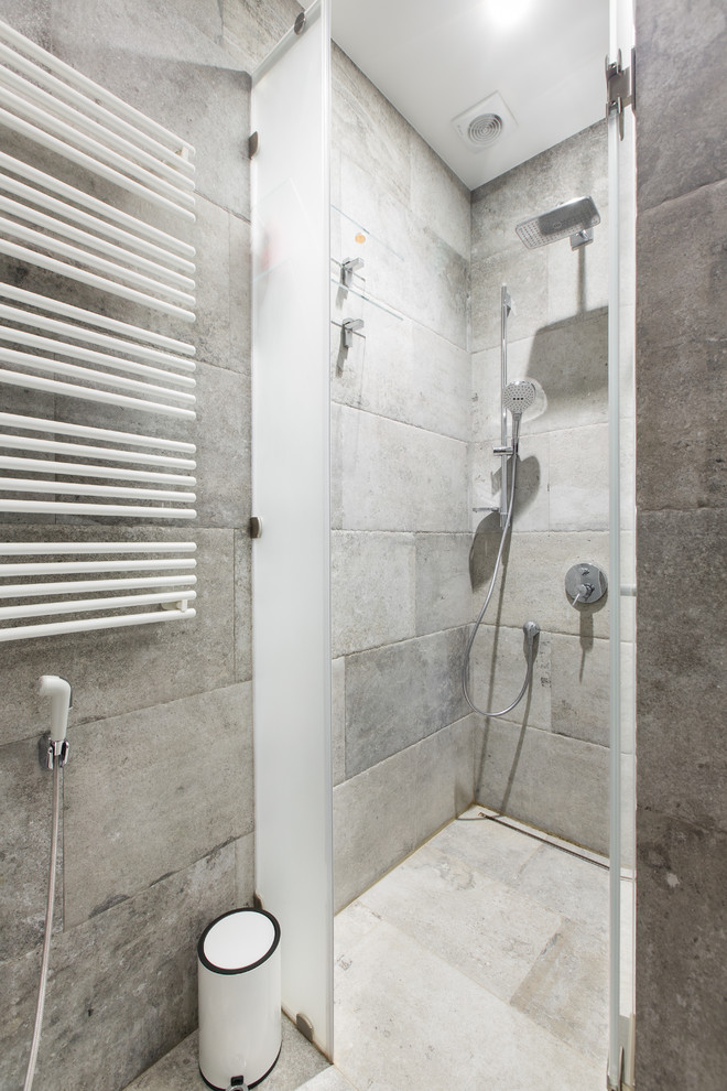 Идея дизайна: ванная комната среднего размера в скандинавском стиле с серой плиткой, керамогранитной плиткой, полом из керамогранита, душевой кабиной, душем без бортиков, серыми стенами и душем с распашными дверями