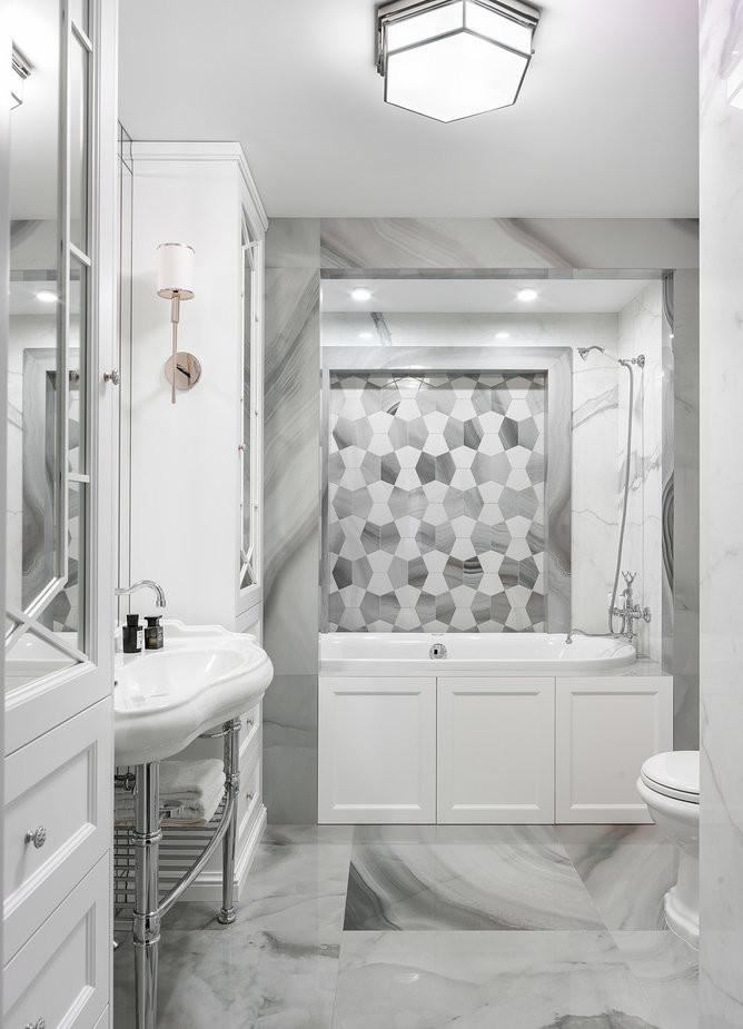Foto på ett vintage en-suite badrum, med ett badkar i en alkov, en dusch/badkar-kombination, grå kakel, ett konsol handfat och grått golv
