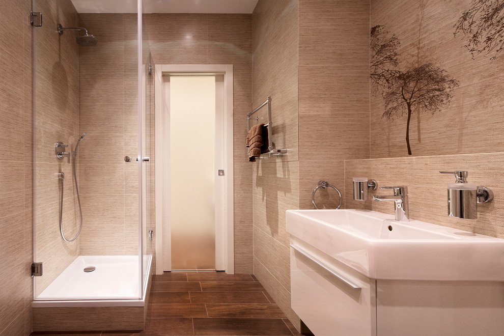 На фото: ванная комната в современном стиле с угловым душем