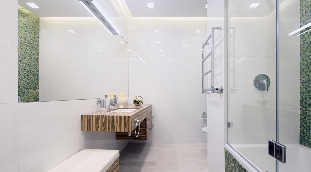 Immagine di una stanza da bagno design con piastrelle bianche, piastrelle verdi, pareti bianche e lavabo sottopiano