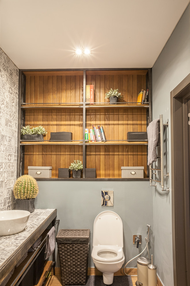 Стильный дизайн: ванная комната в современном стиле с инсталляцией, серой плиткой, серыми стенами, настольной раковиной и столешницей из плитки - последний тренд