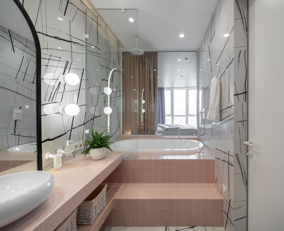 Inspiration för ett mellanstort rosa rosa en-suite badrum, med öppna hyllor, ett undermonterat badkar, en dusch/badkar-kombination, en vägghängd toalettstol, svart och vit kakel, porslinskakel, vita väggar, klinkergolv i porslin, ett fristående handfat, kaklad bänkskiva, vitt golv och med dusch som är öppen