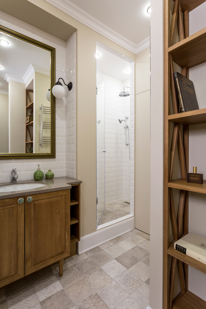 Idéer för funkis badrum med dusch, med luckor med upphöjd panel, skåp i mellenmörkt trä, en dusch i en alkov, vit kakel, tunnelbanekakel, beige väggar, ett undermonterad handfat, grått golv och dusch med gångjärnsdörr