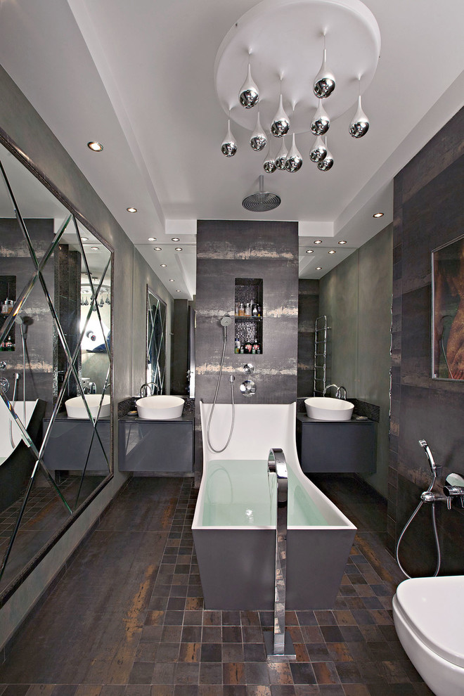Идея дизайна: главная ванная комната в современном стиле с плоскими фасадами, черными фасадами, отдельно стоящей ванной, инсталляцией, настольной раковиной и гигиеническим душем