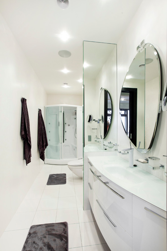 Ejemplo de cuarto de baño actual con paredes blancas y lavabo integrado