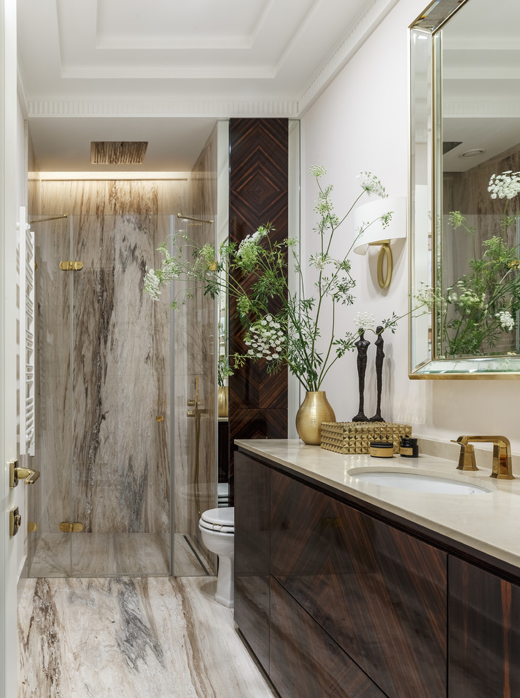 Cette photo montre une salle de bain tendance en bois foncé avec un placard à porte plane, un mur blanc, un lavabo encastré, un sol beige et une cabine de douche à porte battante.