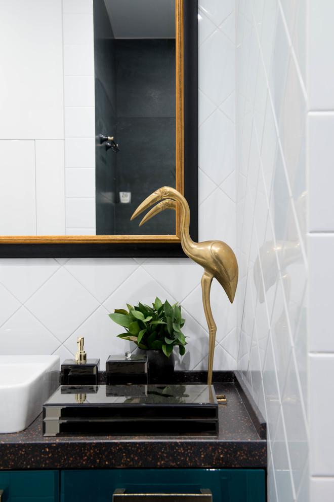 Idee per una piccola stanza da bagno con doccia minimal con ante lisce, ante verdi, piastrelle bianche, lavabo a bacinella, top in superficie solida e top nero
