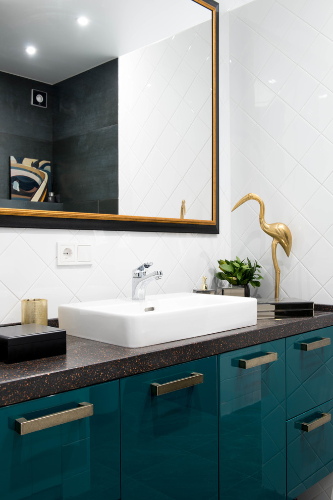 Kleines Modernes Duschbad mit flächenbündigen Schrankfronten, grünen Schränken, weißen Fliesen, Aufsatzwaschbecken, schwarzer Waschtischplatte und Mineralwerkstoff-Waschtisch in Moskau