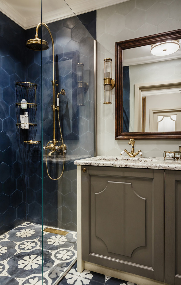 モスクワにあるトランジショナルスタイルのおしゃれなバスルーム (浴槽なし) (グレーのキャビネット、アルコーブ型シャワー、青いタイル、グレーのタイル、大理石の洗面台、アンダーカウンター洗面器) の写真