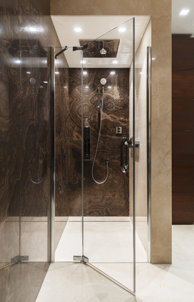 Пример оригинального дизайна: ванная комната в современном стиле с душем в нише, бежевой плиткой, коричневой плиткой, душевой кабиной, душем с распашными дверями, мраморной плиткой, мраморным полом и бежевым полом