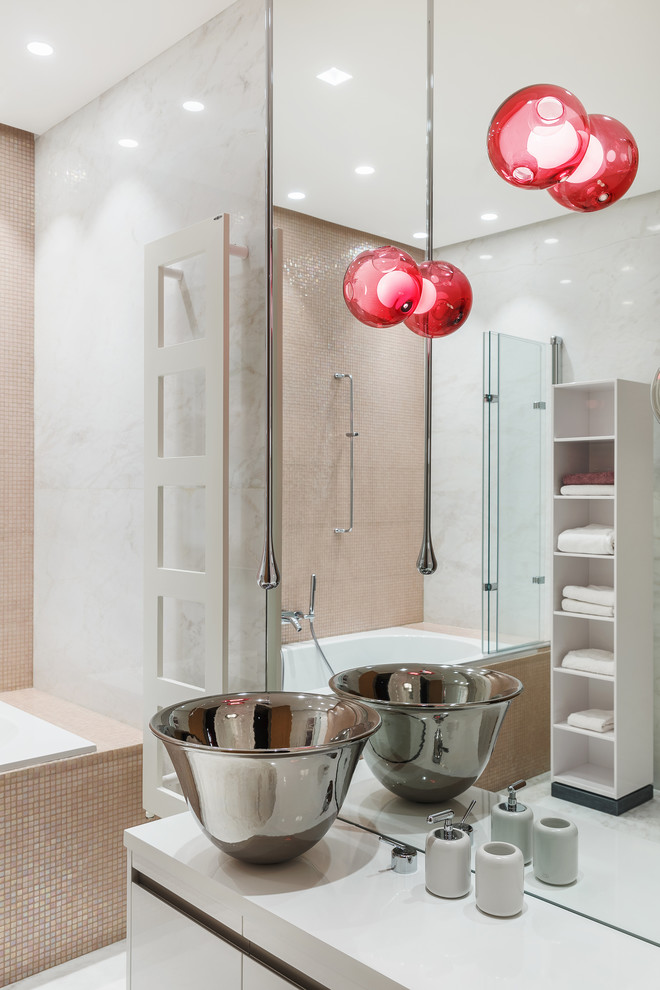 Exempel på ett modernt badrum för barn, med släta luckor, vita skåp, ett platsbyggt badkar, ett fristående handfat, rosa kakel, mosaik och vita väggar