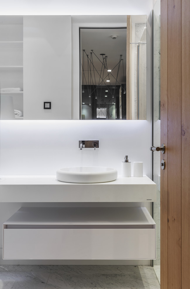 Diseño de cuarto de baño contemporáneo con armarios con paneles lisos, puertas de armario blancas, paredes blancas, lavabo encastrado, suelo gris y suelo de mármol