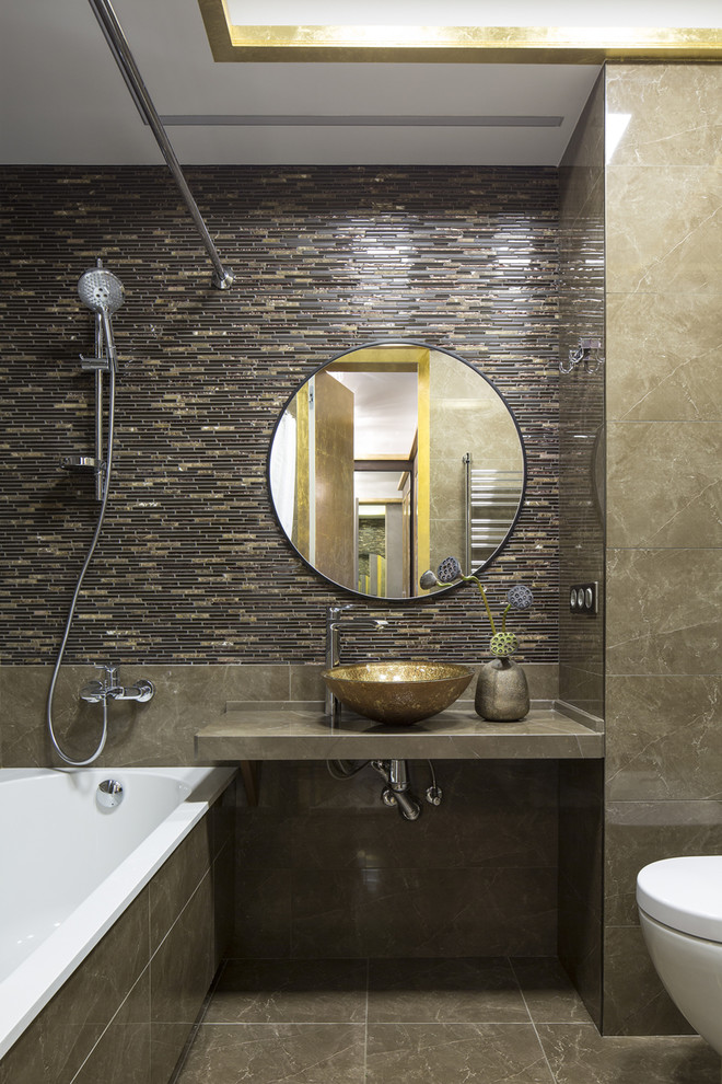 Aménagement d'une salle de bain principale contemporaine avec une baignoire en alcôve, un combiné douche/baignoire, un carrelage marron, une vasque, un sol marron et une cabine de douche avec un rideau.